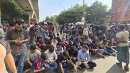 বুয়েট শিক্ষার্থীদের শাহবাগ মোড় অবরোধ