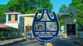 চবির উপাচার্য-প্রক্টরের পদত্যাগের দাবিতে শিক্ষার্থীদের বিক্ষোভ