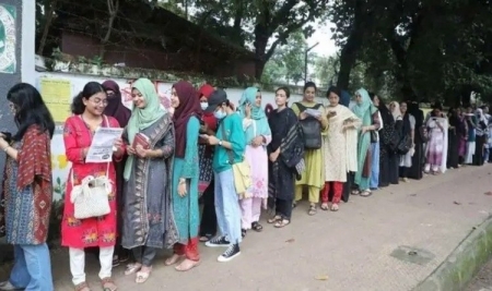 ডাকসু নির্বাচনের ভোটগ্রহণ শুরু, সকাল থেকেই ভোটারদের দীর্ঘ লাইন