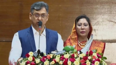 ডাকসুতে বিজয়ীদের অভিনন্দন জানালেন সালাহউদ্দিন আহমদ