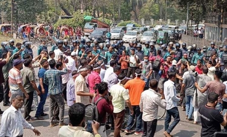 বেসরকারি শিক্ষকরা যমুনা অভিমুখে, পিটিয়ে সরিয়ে দিল পুলিশ