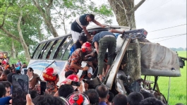 মাগুরায় তেলবাহী ট্রাক ও বাসের মুখোমুখি সংঘর্ষ
