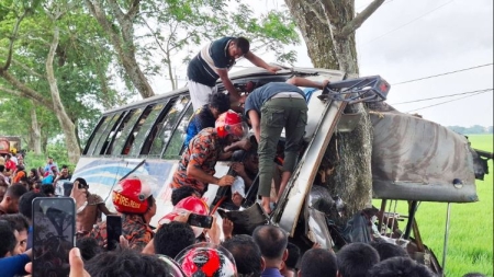 মাগুরায় তেলবাহী ট্রাক ও বাসের মুখোমুখি সংঘর্ষ