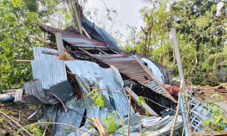 রংপুরে ঘূর্ণিঝড়ের তাণ্ডবে ঘরবাড়ি বিধ্বস্ত