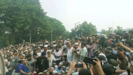  কেন্দ্রীয় শহীদ মিনারে জড়ো হয়েছেন শিক্ষকরা