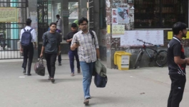 ভূমিকম্প আতঙ্কে বন্ধ ঢাবি, হল ছাড়ছেন শিক্ষার্থীরা