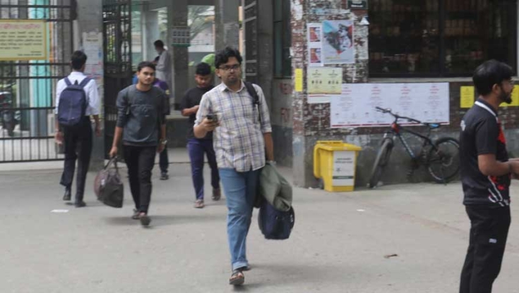 ভূমিকম্প আতঙ্কে বন্ধ ঢাবি, হল ছাড়ছেন শিক্ষার্থীরা