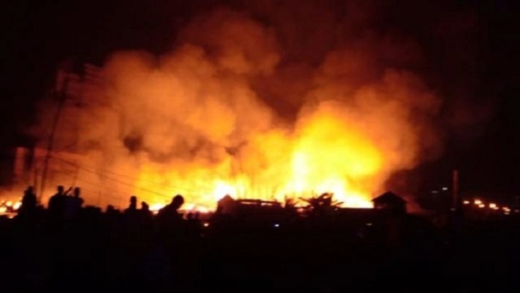 মহাখালীর কড়াইল বস্তিতে আগুন