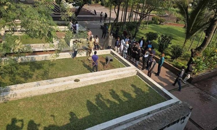 হাদিকে চিরবিদায় দিতে খোঁড়া হচ্ছে কবর