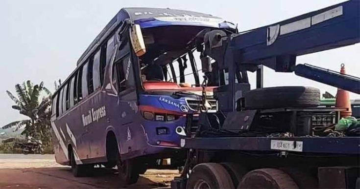  যাত্রীবাহী বাস উল্টে নিহত ২, আহত ২০